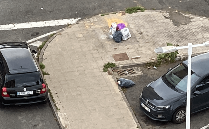 Bolsas de basura sobre la acera en Jinámar / TA